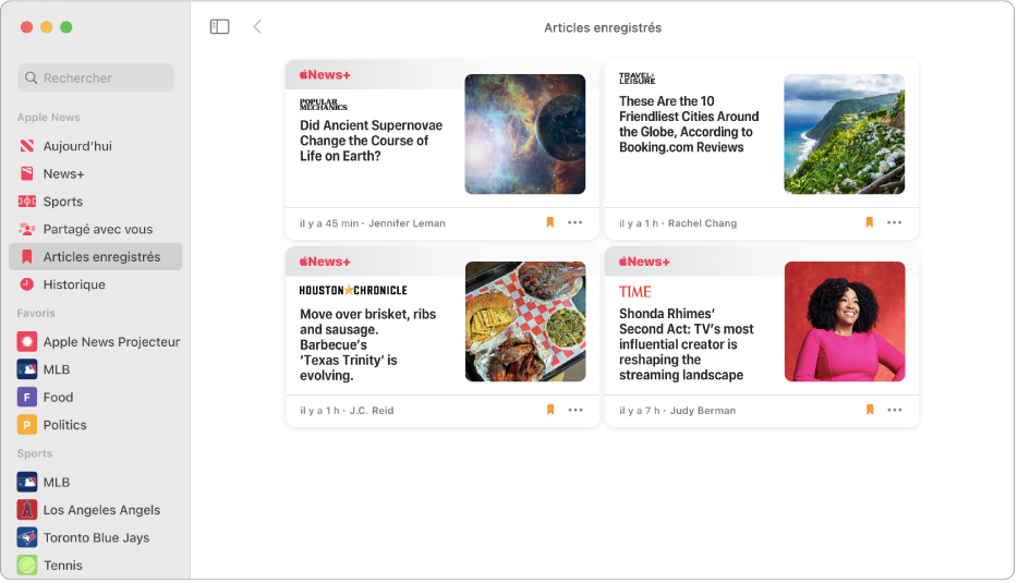 La fenêtre Apple News affichant les Articles enregistrés est sélectionnée dans la barre latérale et quatre articles enregistrés présentés sous forme de grille s’affichent sur la droite.