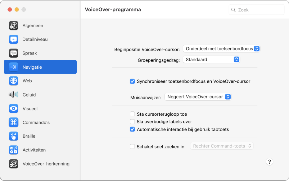 In het venster van VoiceOver-programma is te zien hoe de categorie 'Navigatie' links in de navigatiekolom is geselecteerd en rechts de bijbehorende opties staan. In de rechterbenedenhoek van het venster zie je een knop met een vraagteken waarmee je online helpinformatie over de opties kunt opvragen.