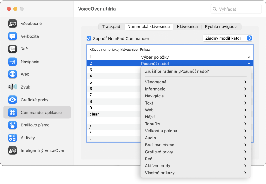Okno utility VoiceOver zobrazujúce kategóriu Commanders aplikácie, ktorá je vybraná na postrannom paneli a na pravej strane je vybraný panel Numerická klávesnica. V hornej časti panela NumPad je zaškrtnuté políčko Povoliť NumPad Commander. Vo vyskakovacom menu Modifikátor nie je vybratý žiadny modifikátor. Pod zaškrtávacím poľom a vyskakovacím menu sa nachádza tabuľka s dvoma stĺpcami: Numerický kláves a príkaz. Je vybratý druhý riadok a obsahuje hodnotu 2 v stĺpci Kláves numerickej klávesnice a hodnotu Posunúť nadol v stĺpci Príkaz. Vyskakovacie menu pod položkou Posunúť nadol zobrazuje kategórie príkazov (napríklad Všeobecné). Každá kategória má šípku na zobrazenie príkazov, ktoré je možné priradiť k aktuálnemu klávesu numerickej klávesnice.