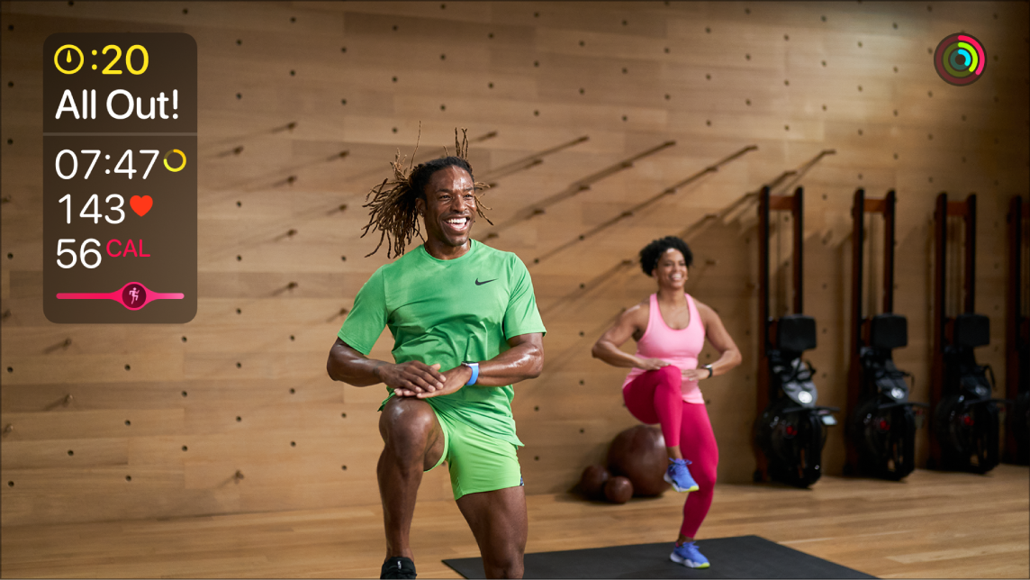 Fitness+ treniņš Apple TV ierīcē ar tiešsaistes datiem no Apple Watch pulksteņa