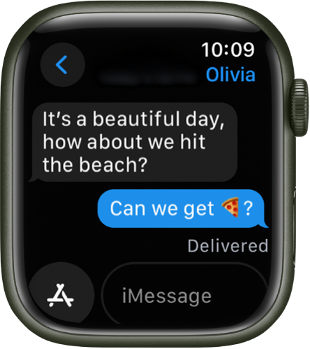 Une conversation est affichée. Le bouton de l’app et le champ du message se trouvent en bas.