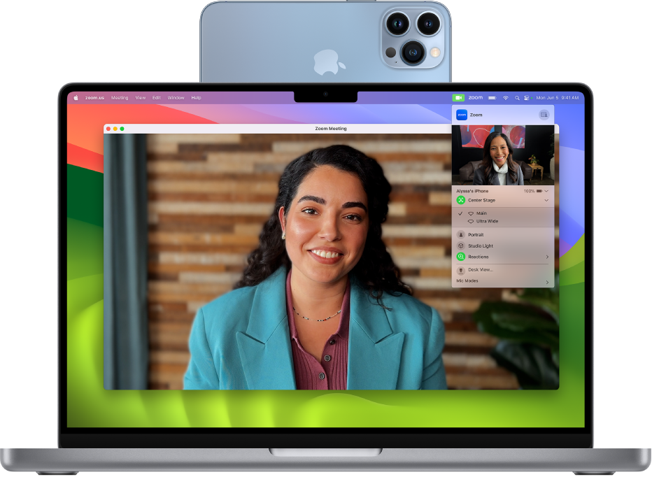 Ein MacBook Pro, das ein iPhone als Webcam verwendet und eine FaceTime-Sitzung anzeigt