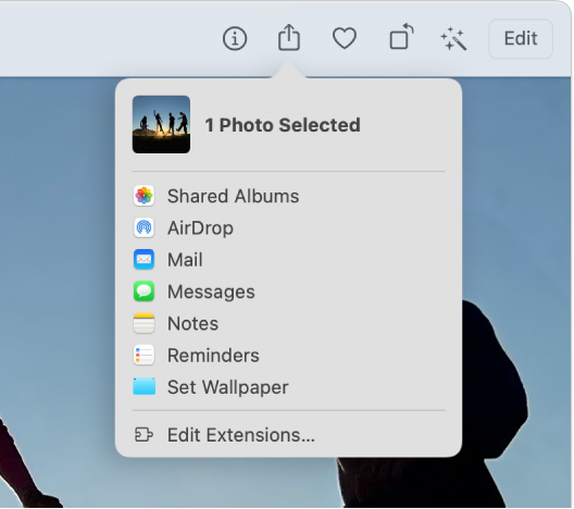 從「照片」工具列中的「分享」按鈕顯示的「分享」選單。「分享」選單從上至下包含「共享的相簿」、AirDrop、「郵件」、「訊息」、「備忘錄」、「提醒事項」和「設定背景圖片」。最後一個項目是「編輯延伸功能」。