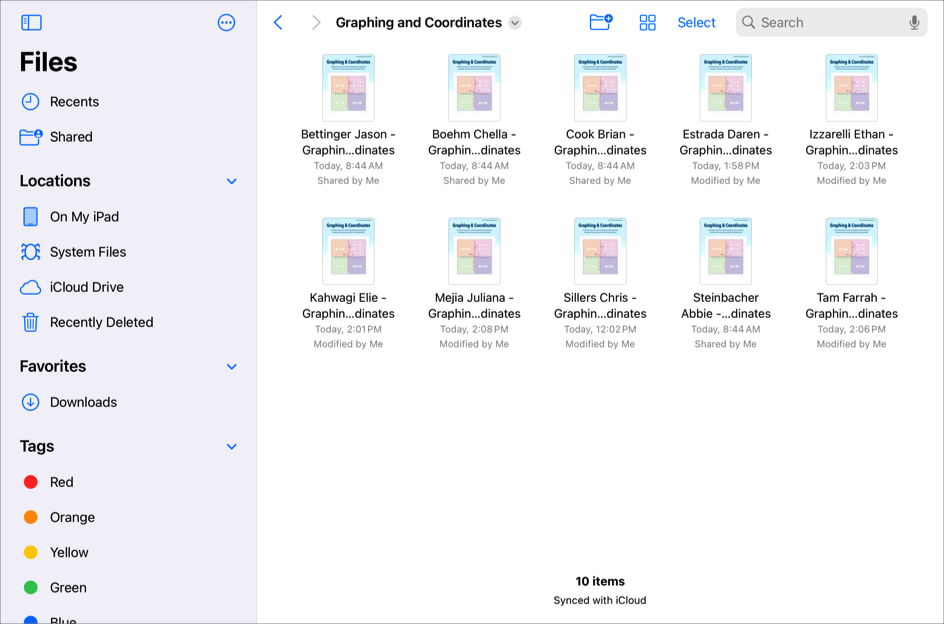 Tareas Escolares > Matemáticas > carpeta Gráficas y coordenadas en iCloud Drive, que contiene diez archivos de Keynote de los estudiantes.