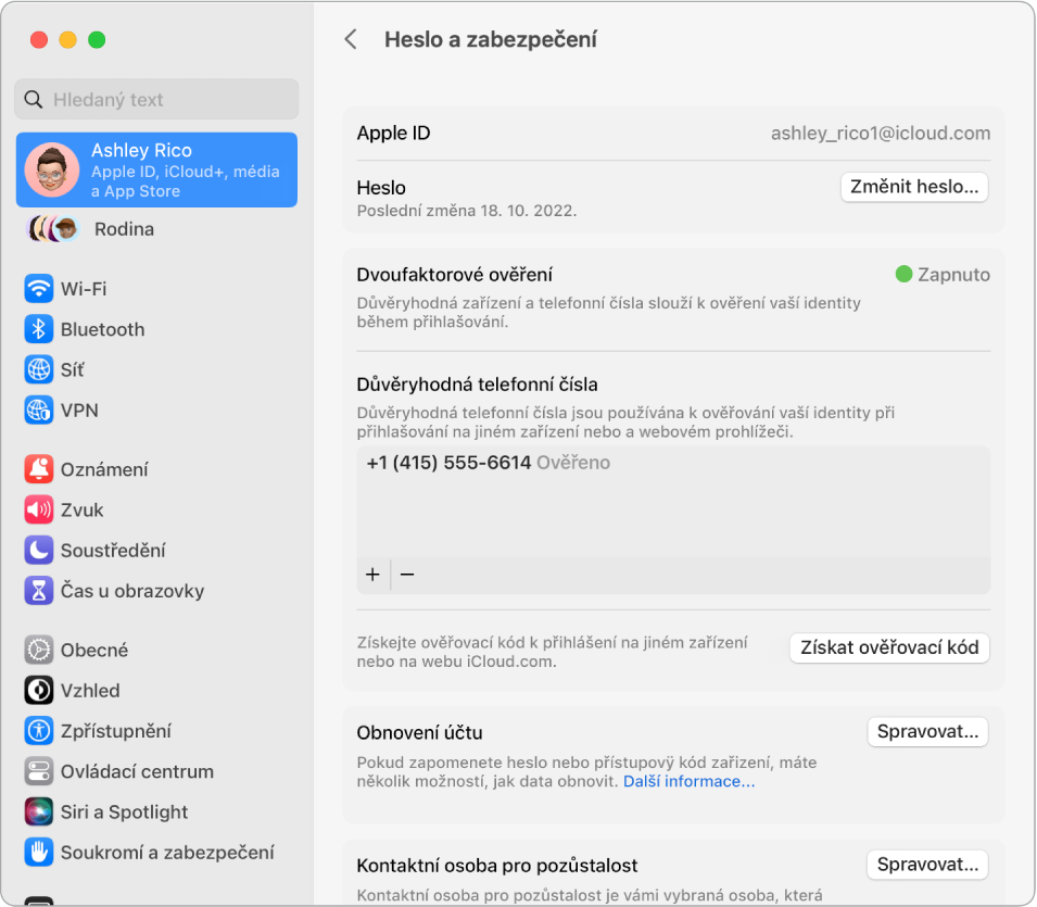 Oddíl Heslo a zabezpečení na panelu Apple ID v Nastavení systému. Můžete tu nastavit obnovení účtu nebo kontakt pro pozůstalost.