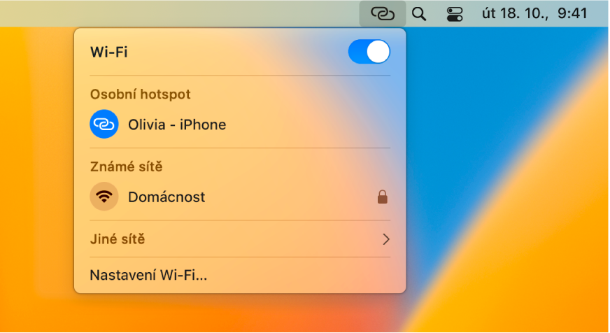 Obrazovka Macu s nabídkou Wi-Fi, v níž se zobrazuje připojení k osobnímu hotspotu na iPhonu.