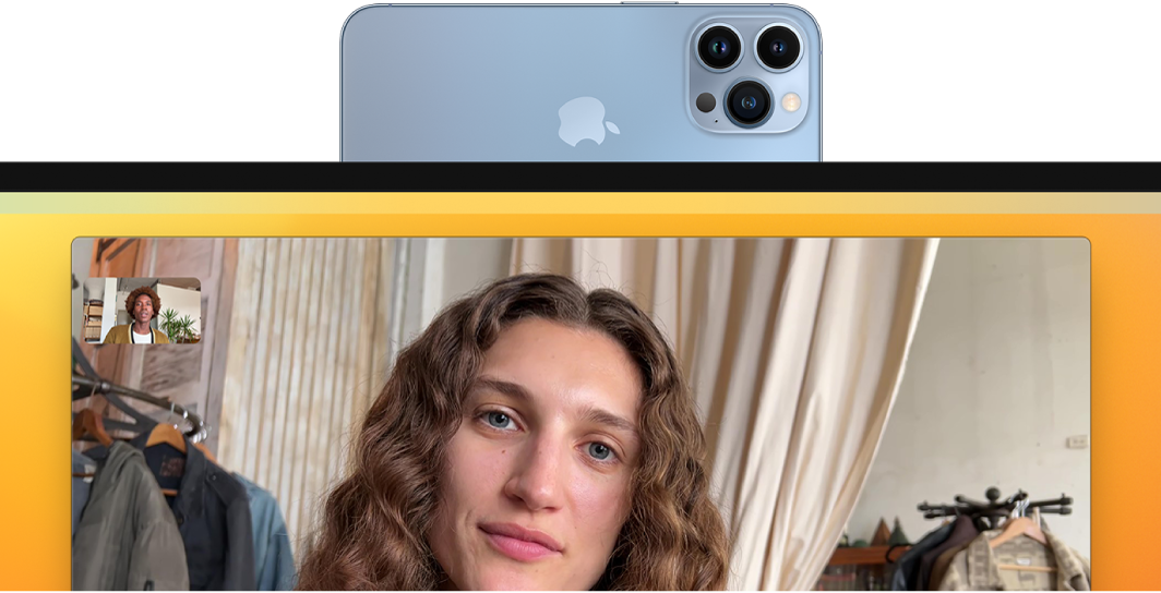 Mac Pro s probíhajícím hovorem FaceTime se zapnutými funkcemi Centrování záběru a Fotoaparát přes Kontinuitu