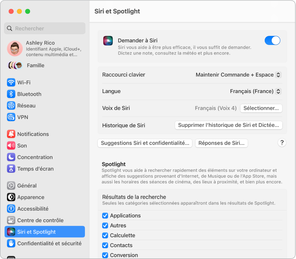Fenêtre des réglages Siri, avec l’option « Activer Demander à Siri » sélectionnée, ainsi que plusieurs options pour personnaliser Siri à droite, notamment « Détecter "Dis Siri" ».