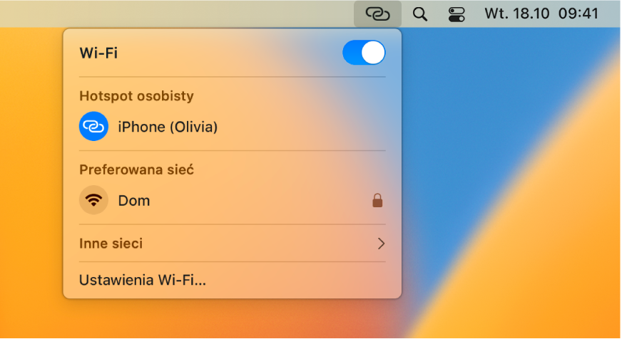 Ekran Maca z menu Wi‑Fi informującym o nawiązanym połączeniu z hotspotem osobistym na iPhonie.