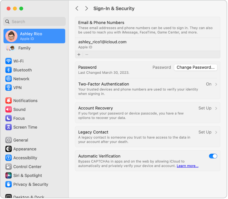 La secció “Contrasenya i seguretat” de l’ID d’Apple a l’app Configuració de sistema. Aquí pots configurar la recuperació del compte i l’herent digital.