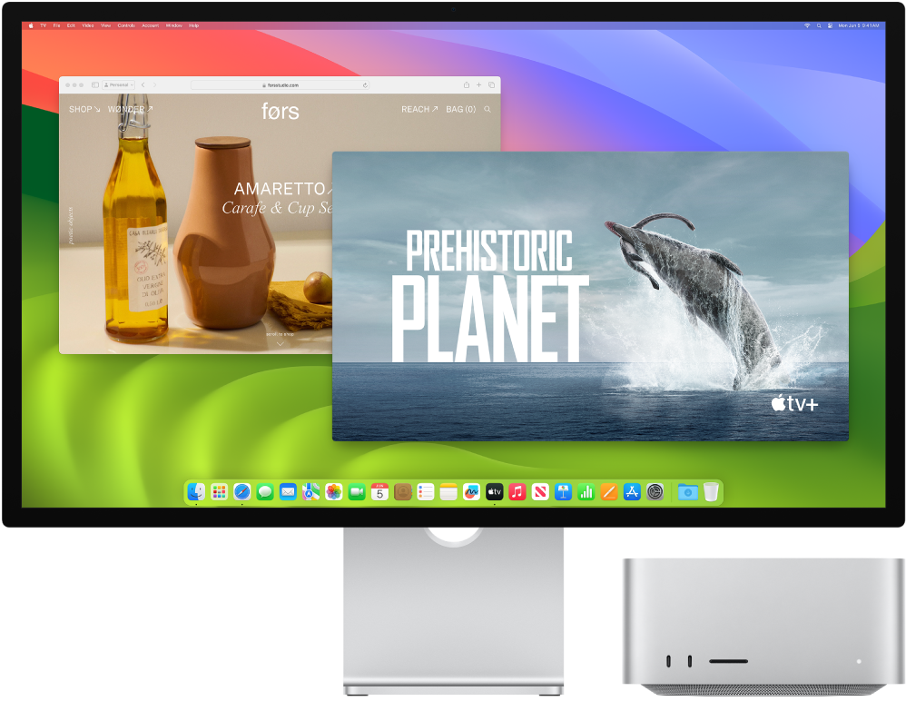 Mac Studio и Apple Studio Display един до друг.