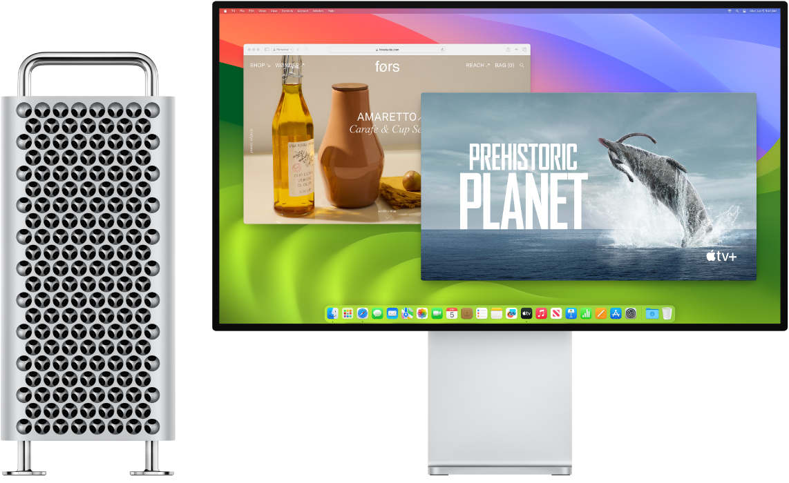 كمبيوتر Mac Pro Tower وشاشة Pro Display XDR جنبًا إلى جنب.