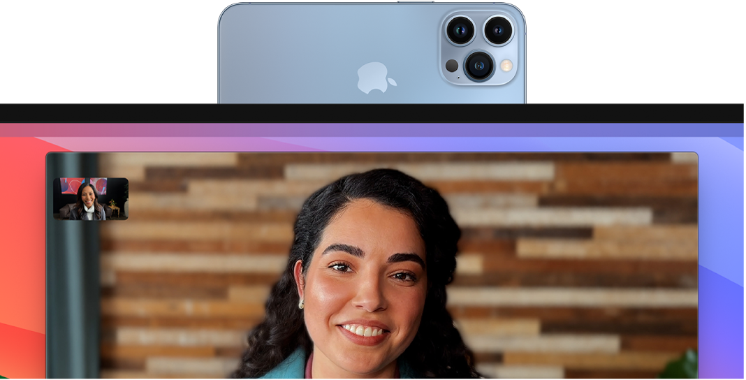 연속성 카메라를 사용하여 센터 스테이지 기능을 사용하는 FaceTime 세션이 표시된 MacBook Pro.