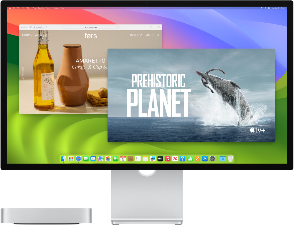 ‏Mac mini و Apple Studio Display جنبًا إلى جنب.