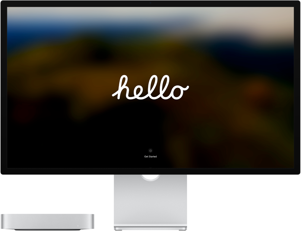 Mac mini a monitor Studio Display vedle sebe; na monitoru je vidět slovo „hello“