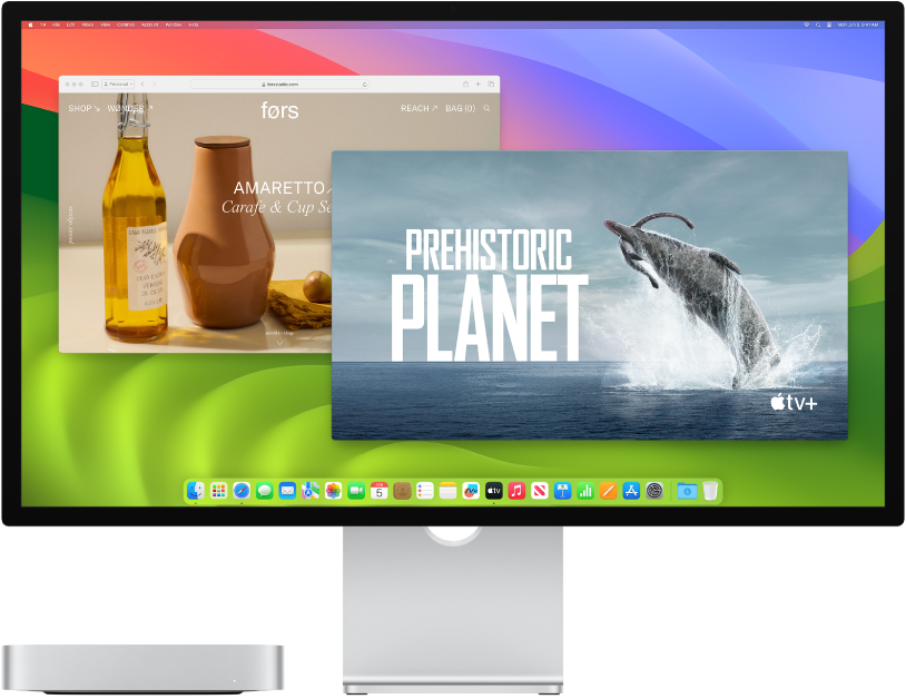 El Mac mini junto a una pantalla.