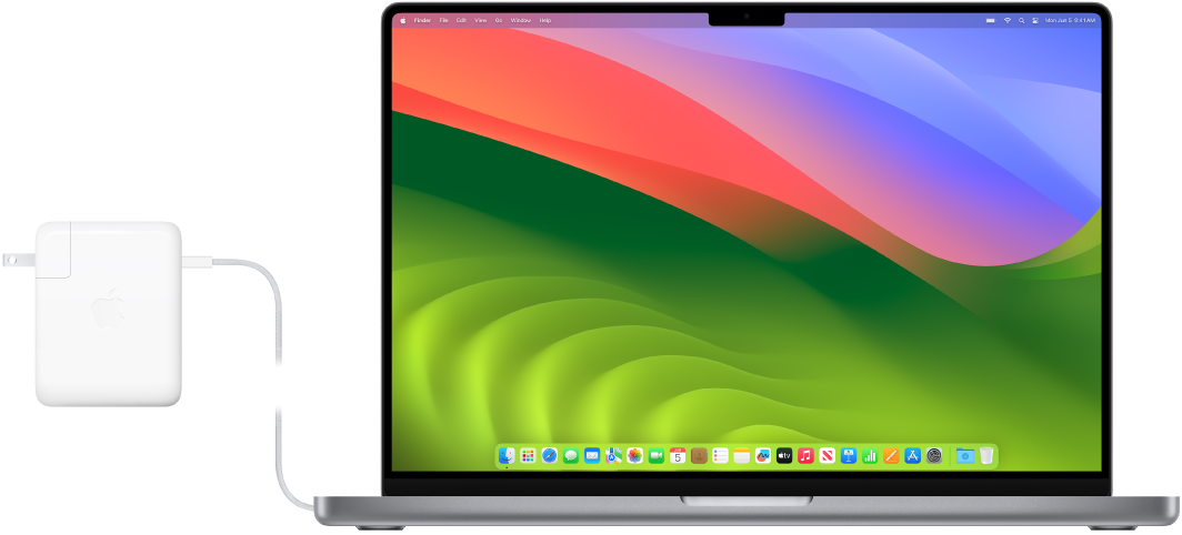 ‏MacBook Pro مقاس ١٦ بوصة موصول بمحول الطاقة.