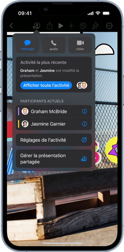 Le menu de collaboration affiche les noms des personnes qui collaborent dans la présentation.