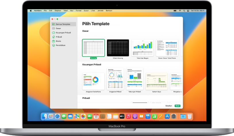 MacBook Pro dengan pemilih template Numbers terbuka di layar. Kategori Semua Template dipilih di sebelah kiri dan template yang dirancang sebelumnya muncul di sebelah kanan di baris menurut kategori.