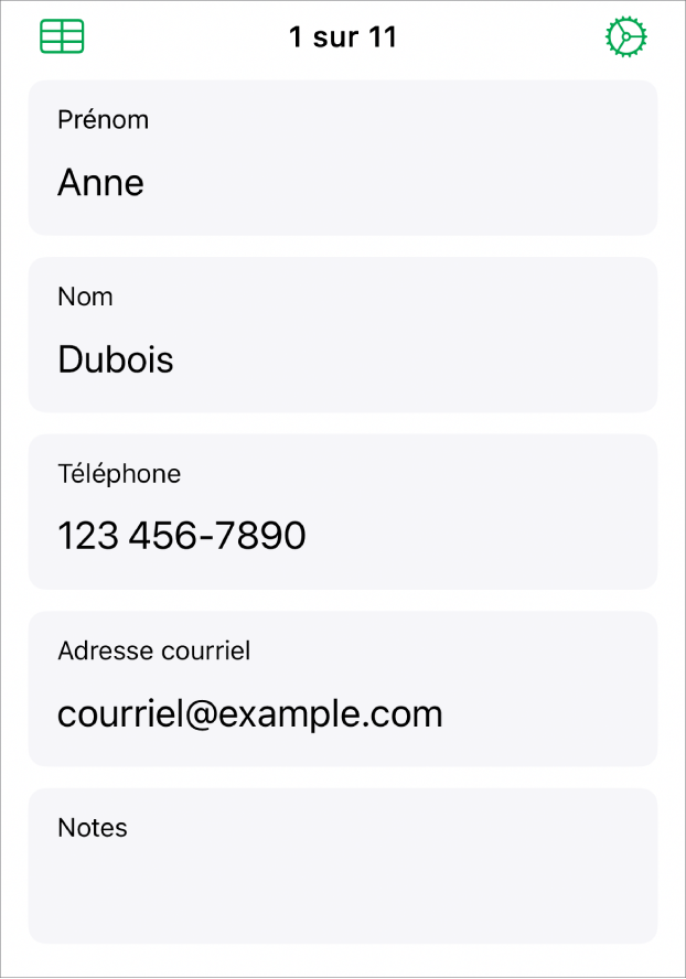 Une fiche d’un formulaire comportant les champs Nom, Numéro de téléphone, Adresse courriel, etc. Les commandes permettant d’afficher le tableau lié et les commandes de configuration du formulaire.