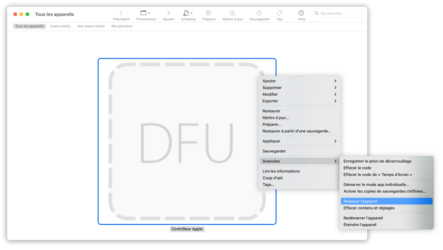 Apple Configurator montrant un Mac avec l’option « Relancer l’appareil » sélectionnée dans le menu local.