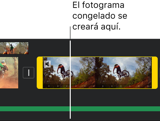 Clip de vídeo en la línea de tiempo con tiradores de intervalo amarillos en cada extremo, y el cursor de reproducción colocado en el lugar donde se añadirá el fotograma congelado.