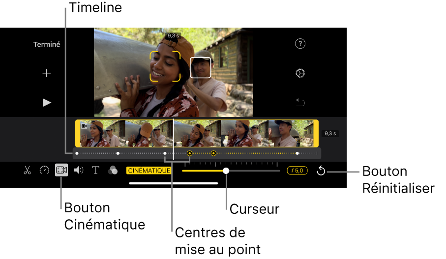 Un plan vidéo en mode Cinématique dans le visualiseur, avec des crochets jaunes autour de l’objet actuellement mis au point et une zone blanche autour d’un objet qui n’est pas mis au point. La timeline présente des centres de mise au point blancs et jaunes.
