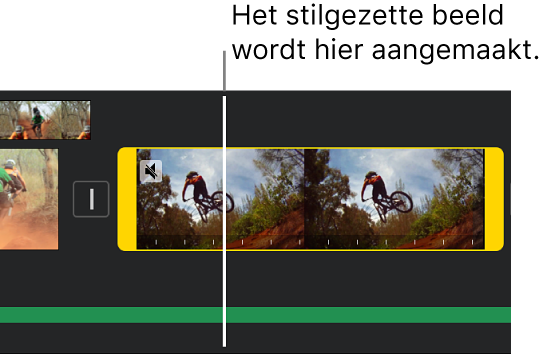 Een videofragment in de tijdbalk met aan beide uiteinden gele bereikhandgrepen. De afspeelkop bevindt zich op het punt waar het stilgezette beeld zal worden toegevoegd.