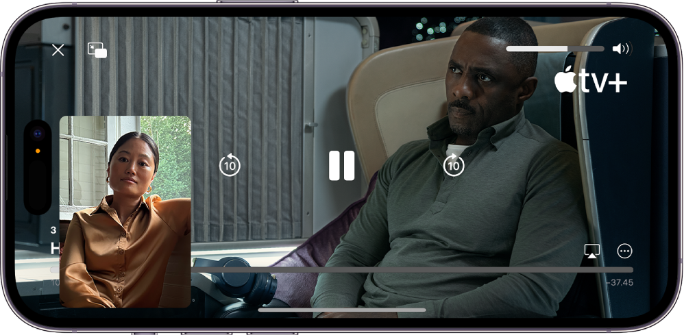 Et FaceTime-opkald med en SharePlay-session, der viser, at videoindhold fra Apple TV+ bliver delt i opkaldet. Personen, der deler indholdet, vises i det lille vindue, videoen fylder resten af skærmen, og betjeningspanelet til afspilning er oven på videoen.