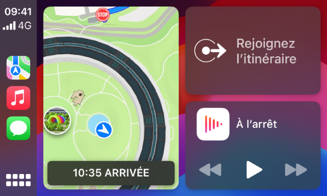 Un tableau de bord CarPlay affichant Plans, Musique et Messages dans la barre latérale. Sur la droite se trouvent un plan d’Apple Park, une fenêtre de navigation et une fenêtre « À l’écoute ».
