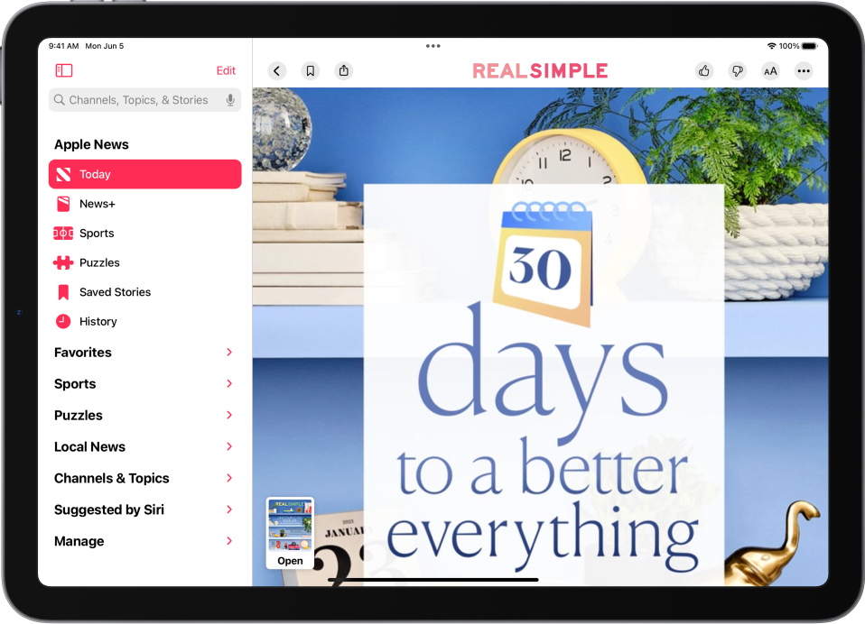تظهر مقالة في مجلة من Apple News+‎، مع صورة مصغرة للمجلة في الزاوية السفلية اليمنى. يظهر الشريط الجانبي على الجانب الأيمن مع تمييز Today.