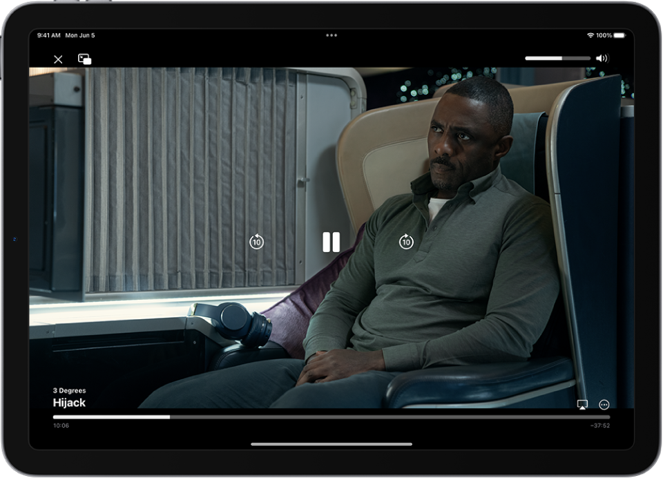 فيلم قيد التشغيل على شاشة. في أسفل الشاشة تظهر عناصر التحكم في التشغيل، وتحتوي على زر البث السريع بالقرب من أسفل اليسار.