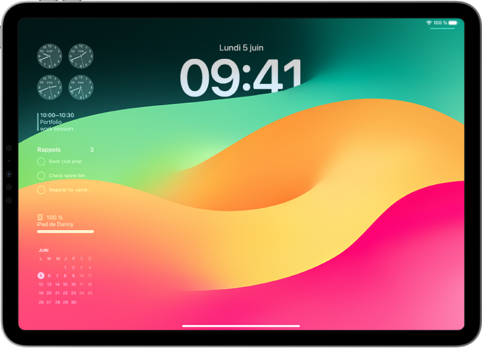 L’écran verrouillé de l’iPad avec l’heure, la date, ainsi que des widgets à gauche.