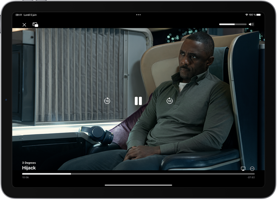 Un film en cours de lecture sur l’écran. En bas de l’écran se trouvent les commandes de lecture, y compris le bouton AirPlay en bas à droite.