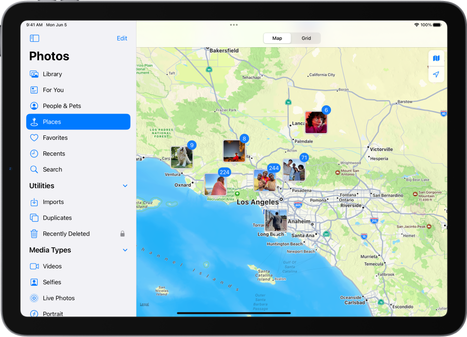 Steder er markert i sidepanelet på venstre side av iPad-skjermen. Resten av skjermen er et kart som viser hvor mange bilder som er tatt på hvert sted.