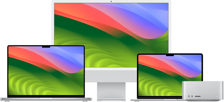 Od lewej do prawej MacBook Pro, iMac oraz MacBook Air z kolorowymi biurkami. Mac Studio po prawej.