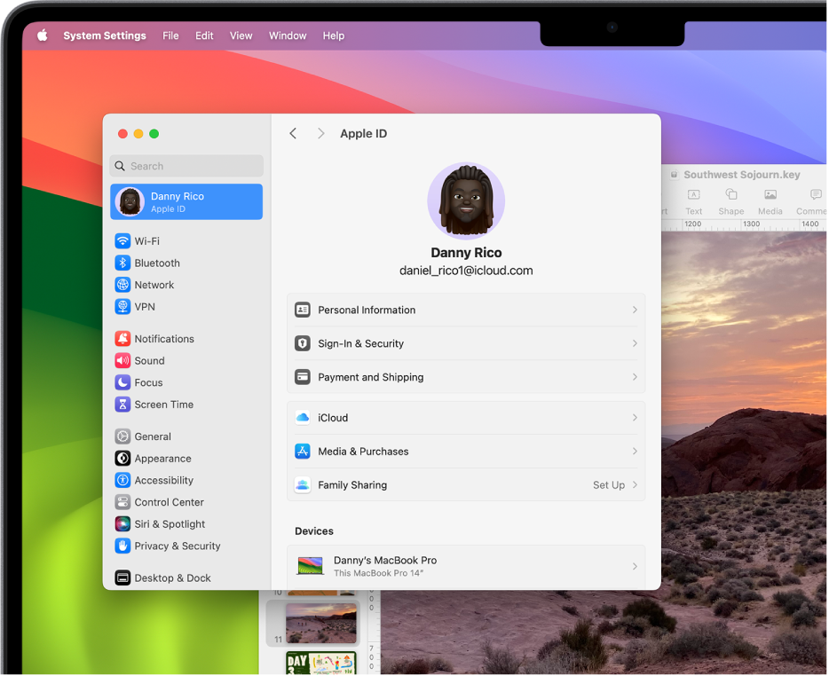 Plocha Macu s oknom Apple ID v Systémových nastaveniach a otvoreným dokumentom v Keynote.