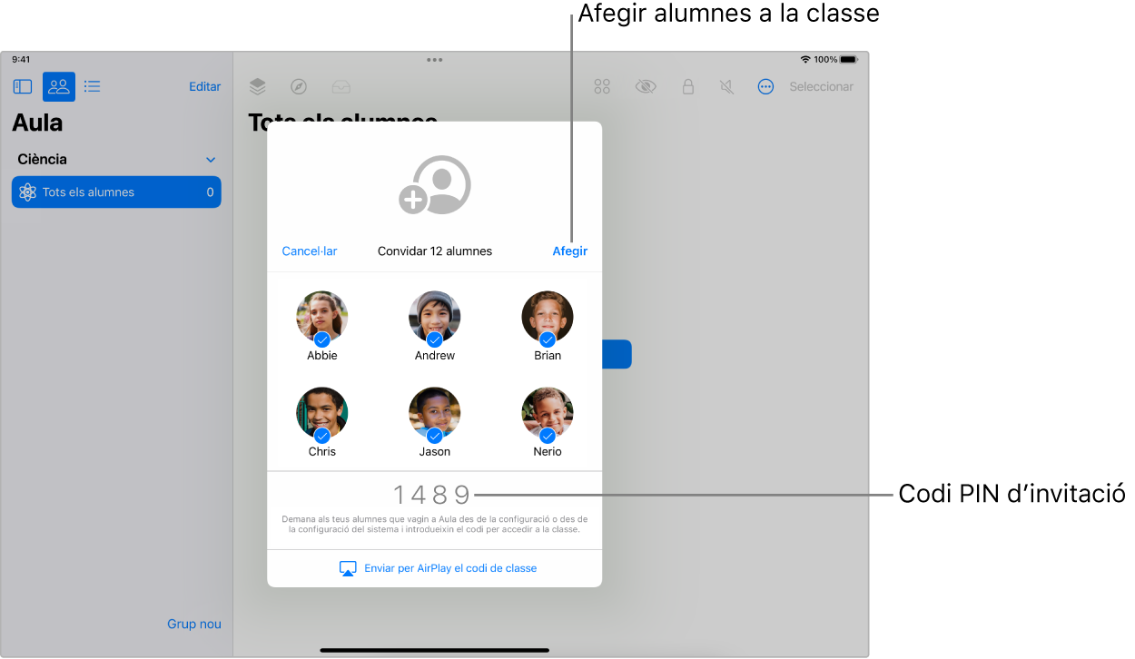 El tauler de l’app Aula amb els alumnes convidats a una classe i el codi d’invitació que fan servir per unir‑s’hi.