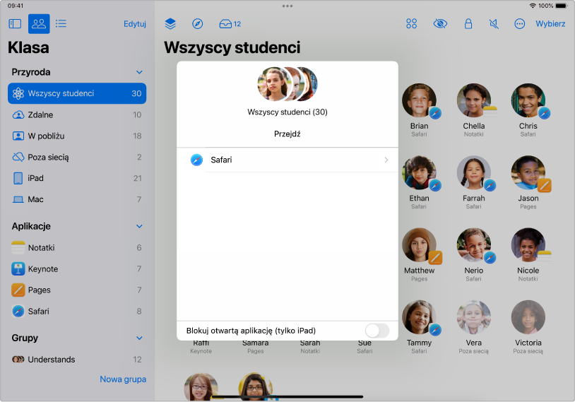Panel Przejdź w aplikacji Klasa na iPadzie pokazujący grupę zaznaczonych studentów, a nad nim dwie aplikacje do wyboru — Książki oraz Safari.