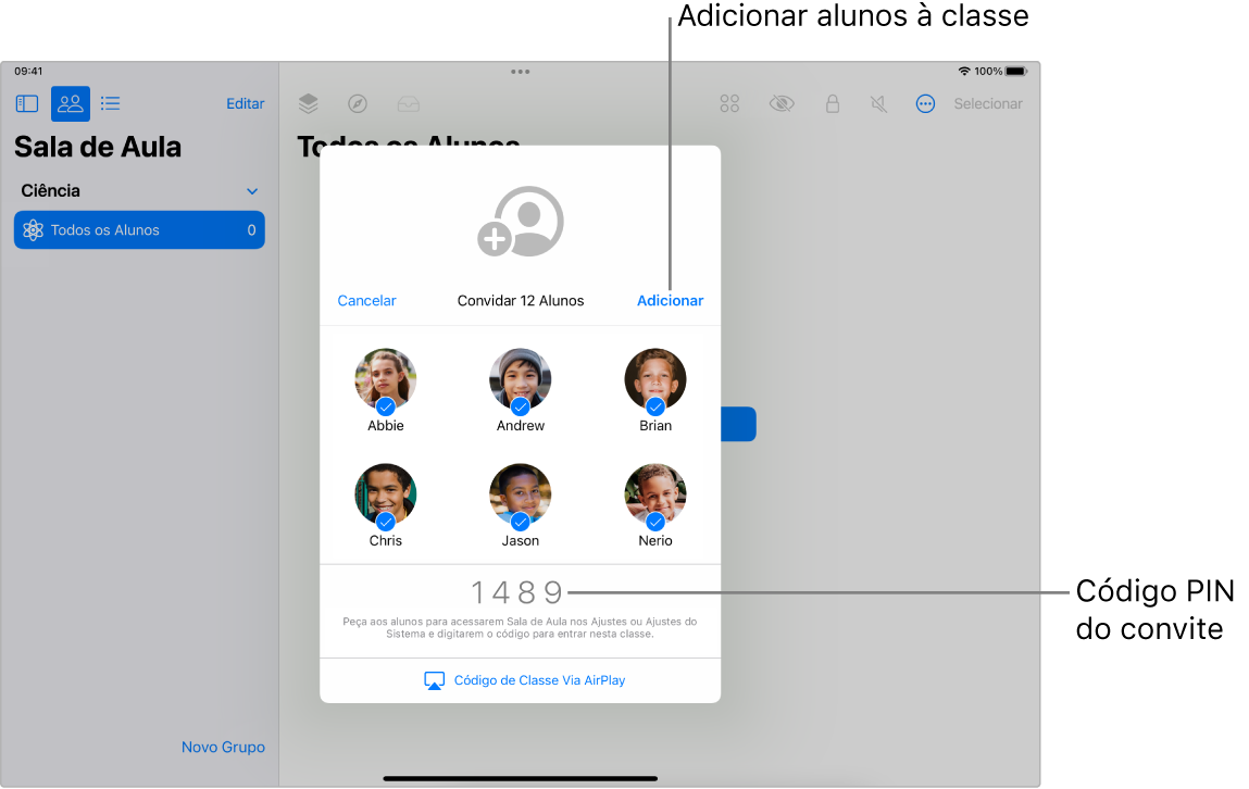 Painel do app Sala de Aula mostrando os alunos sendo convidados para uma classe e o código de convite usado para a participação.