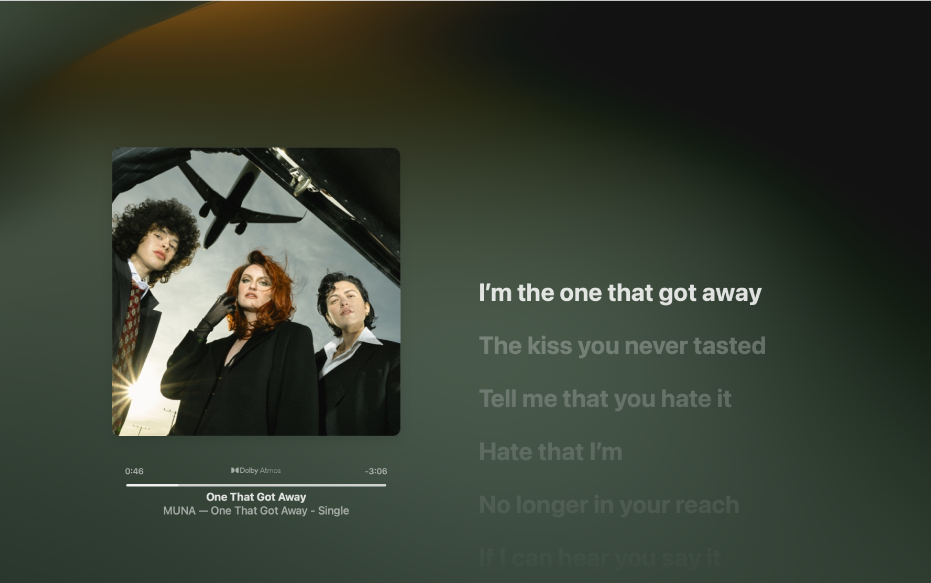 曲が再生されていて、右側には音楽に合わせて歌詞が表示されているフルスクリーンプレーヤー。