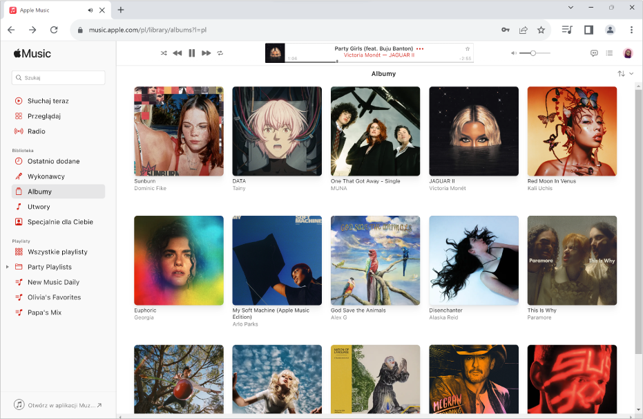 Okno Apple Music w przeglądarce Chrome, zawierające bibliotekę z wieloma albumami.