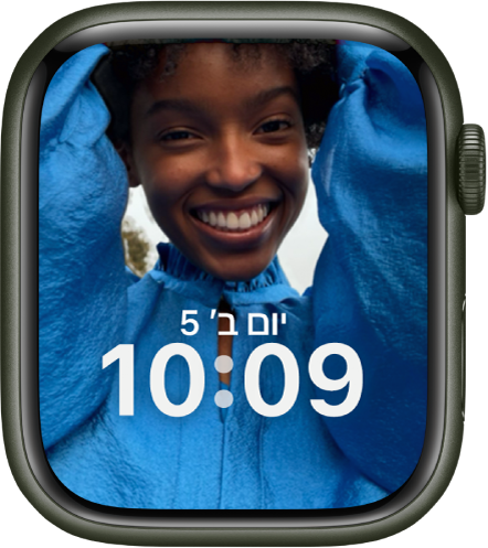 עיצוב השעון ״פורטרטים״ מראה תמונה מאלבום התמונות המסונכרן שלך. התאריך והשעה נמצאים בשליש התחתון של המסך.