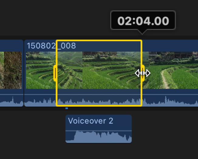 Una selección de intervalo en un videoclip en la línea de tiempo, con un clip de audio de VoiceOver conectado debajo del intervalo