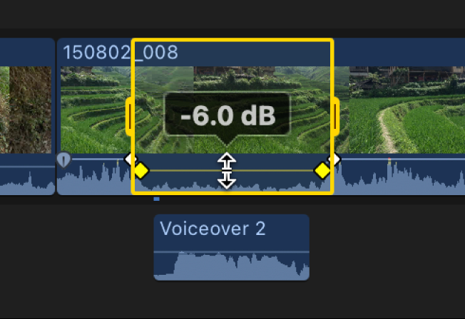 Una selección de intervalo en un videoclip en la línea de tiempo, mientras se arrastra hacia abajo el control de audio horizontal para reducir el volumen