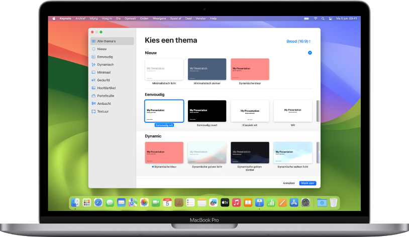 Een MacBook Pro met de Keynote-themakiezer geopend op het scherm. Aan de linkerkant is de categorie 'Alle thema's' geselecteerd en aan de rechterkant staan de vooraf gedefinieerde thema's, gerangschikt per categorie. Linksonder staat het venstermenu voor de taal en regio en rechtsboven staat het venstermenu voor de formaten 'Standaard' en 'Breed'.