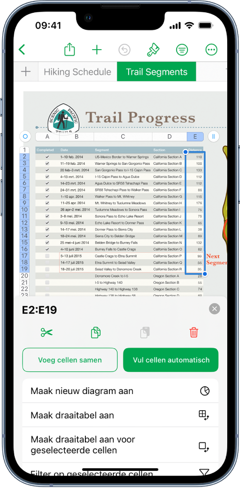 Een spreadsheet met daarin een tabel met wandelroutes en de afstand van elke route. Het celtaakmenu is geopend met daarin opties voor het toevoegen van de huidige datum en tijd en voor het wijzigen van de formule in de geselecteerde cel.