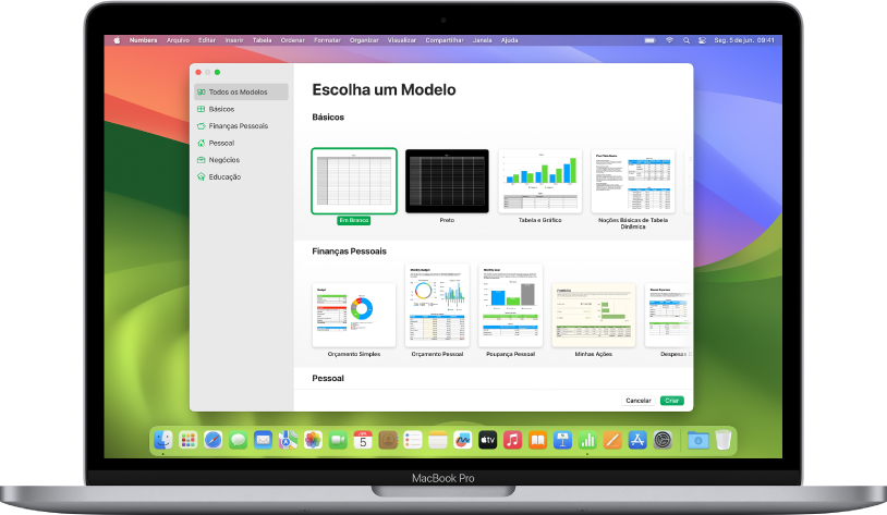 MacBook Pro com o seletor de modelos do Numbers aberto na tela. A categoria Todos os Modelos está selecionada à esquerda e modelos predefinidos aparecem à direita em linhas por categoria.