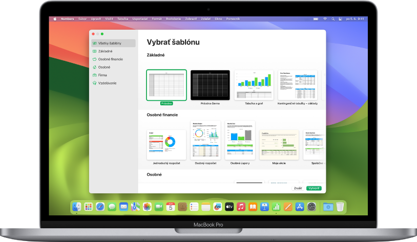 MacBook Pro, ktorý má na obrazovke otvorený výber šablón Numbers. Kategória Všetky šablóny je označená na ľavej strane a preddefinované šablóny sa zobrazujú na pravej strane v riadkoch podľa kategórií.