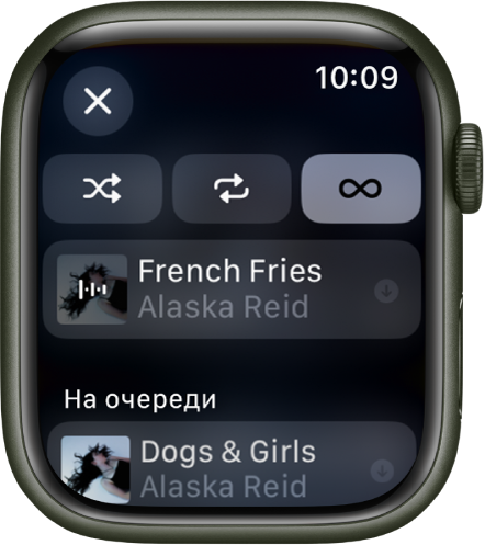 Окно списка дорожек. Вверху находятся кнопки перемешивания, повтора и автовоспроизведения, а под ними показана дорожка. В нижней части показана дорожка в разделе &laquo;На очереди&raquo;. В левом верхнем углу находится кнопка &laquo;Закрыть&raquo;.